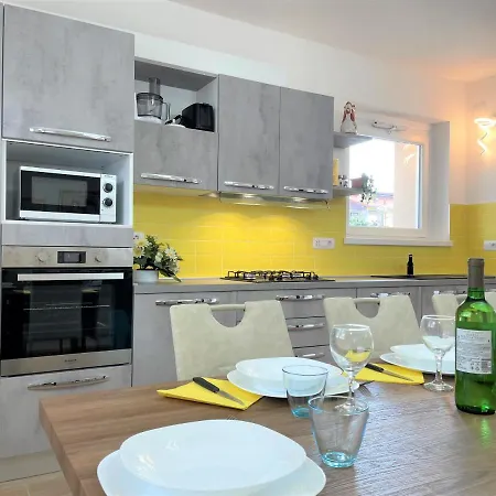 Apartment Giorni Felici Tutto Nuovo, Giardino, Parcheggio